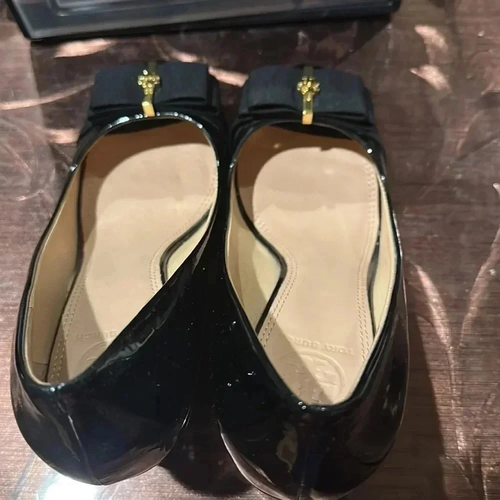 Tory Burch Black patent leather with bow and gold TB emblem Leather sole